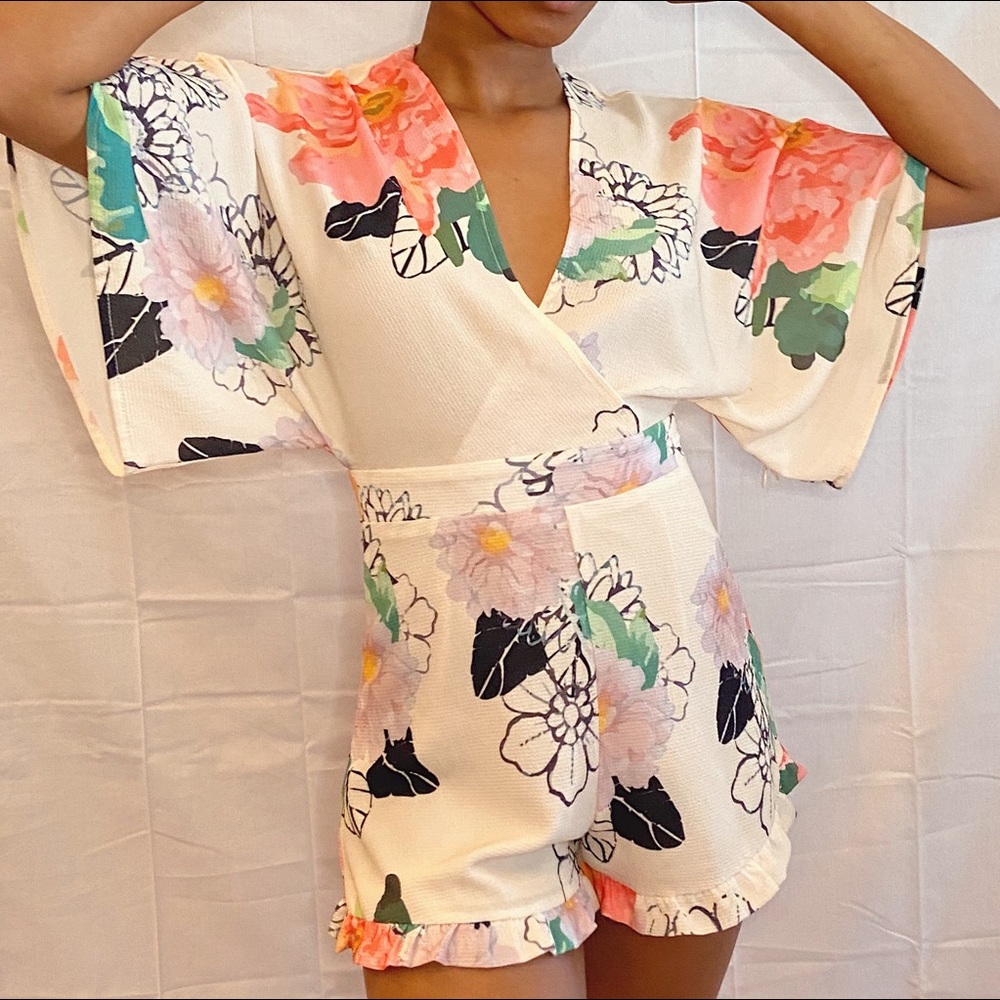🌸 Romper 🌸 - Picture 2 of 3